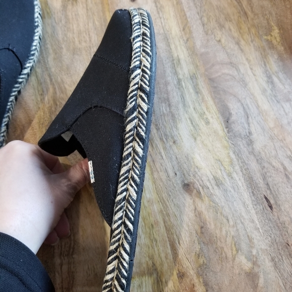 TOMS SLIP ONS- SIZE 9 - Picture 8 of 10